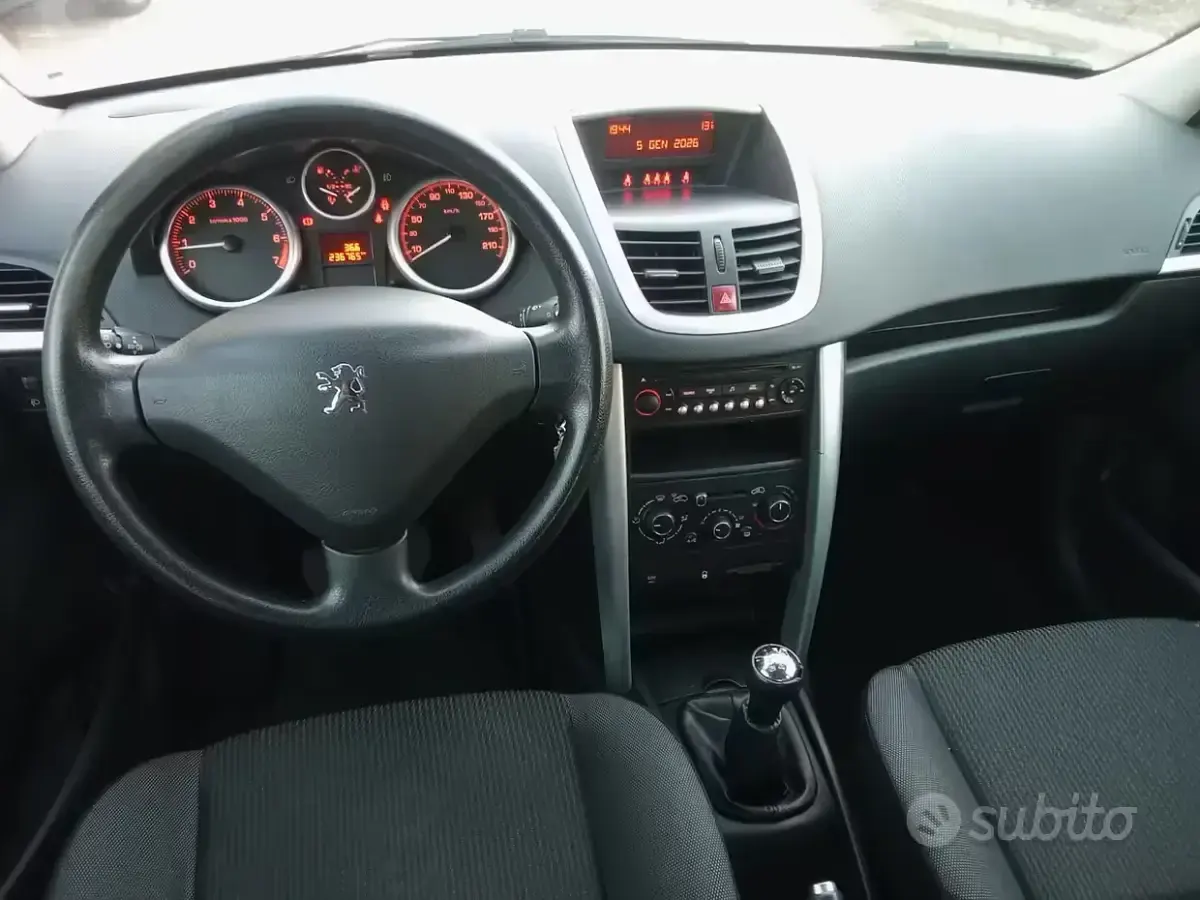 Usata Peugeot 207 73 CV (53 kW) 2013 Bianco Utilitaria