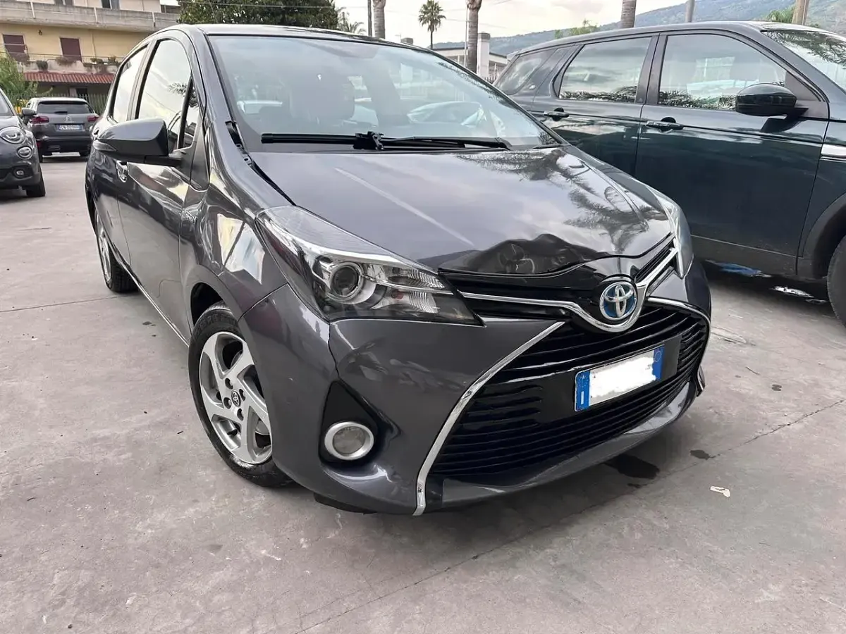Usata Toyota Yaris Hybrid Business Edition 73 CV (53 kW) 2016 Grigio Berlina