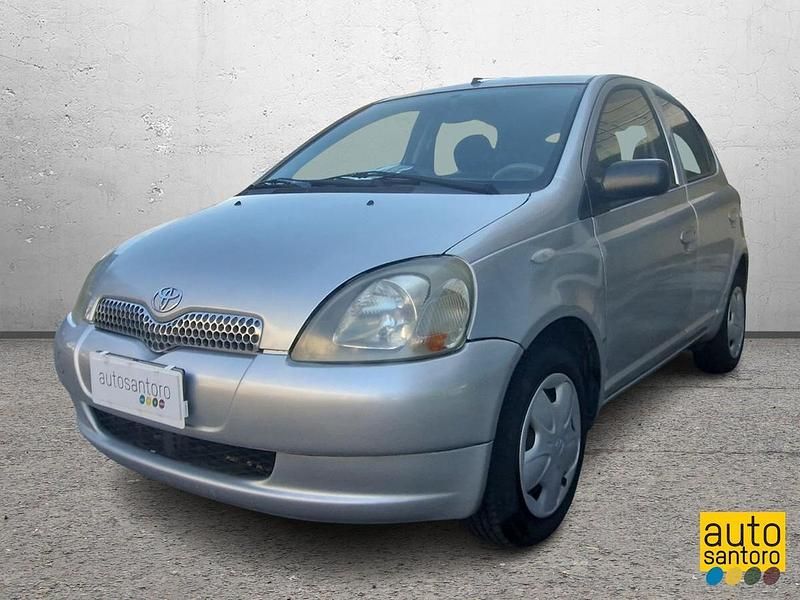 Usata Toyota Yaris 68 CV (50 kW) 2003 Argento Berlina