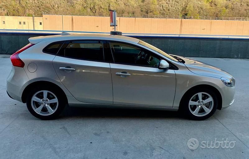 Usata Volvo V40 Kinetic 150 CV (110 kW) 2017 Grigio metallizzato Berlina