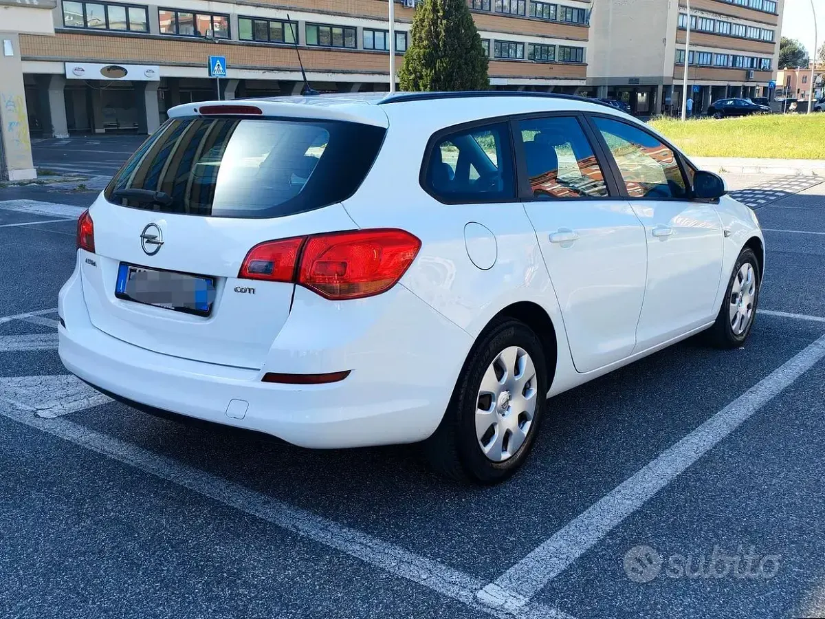 Begagnad Opel Astra Sport 125 HK (91 kW) 2012 Vit Kombi
