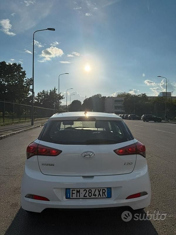 Usata Hyundai i20 Comfort 84 CV (61 kW) 2017 Bianco Utilitaria