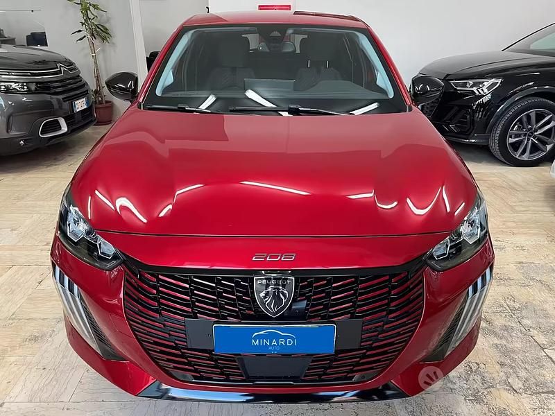 Usata Peugeot 208 Allure 100 CV (73 kW) 2024 Rosso Utilitaria
