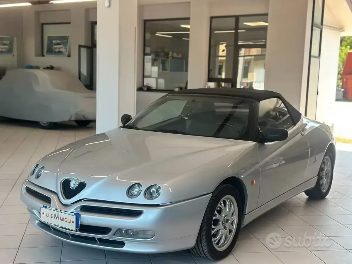 Usata Alfa Romeo Spider 144 CV (105 kW) 2001 Grigio Cabrio