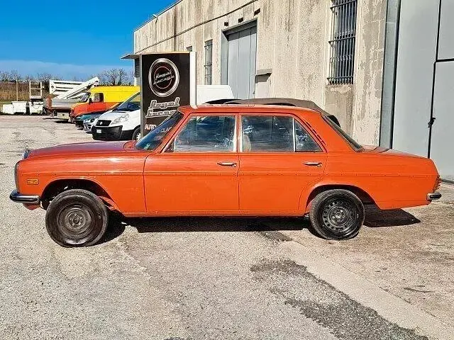 Begagnad Mercedes W115 59 HK (43 kW) 1975 Orange Sedan