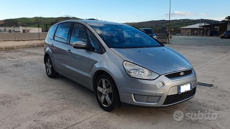 Begagnad Ford S-MAX Titanium 140 HK (102 kW) 2007 Grå Minibuss