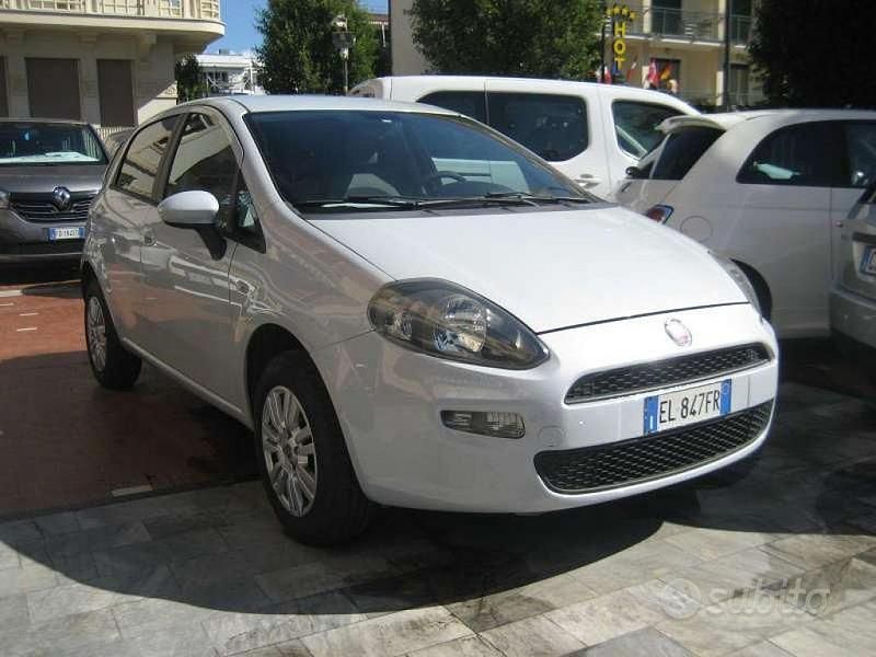 Usata Fiat Punto Easy 77 CV (56 kW) 2012 Bianco metallizzato Utilitaria