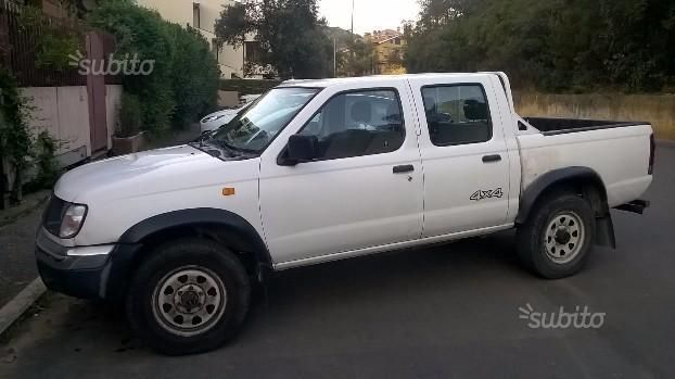 Nissan navara 2000