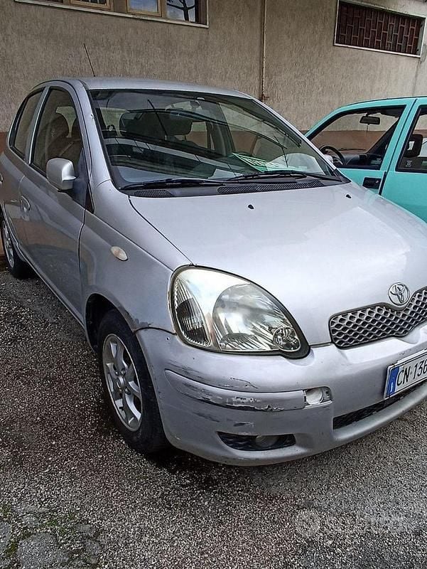 Usata Toyota Yaris 75 CV (55 kW) 2004 Grigio Berlina