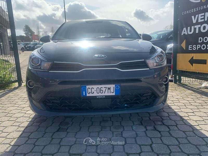 Usata Kia Rio Style 101 CV (74 kW) 2021 Grigio Berlina