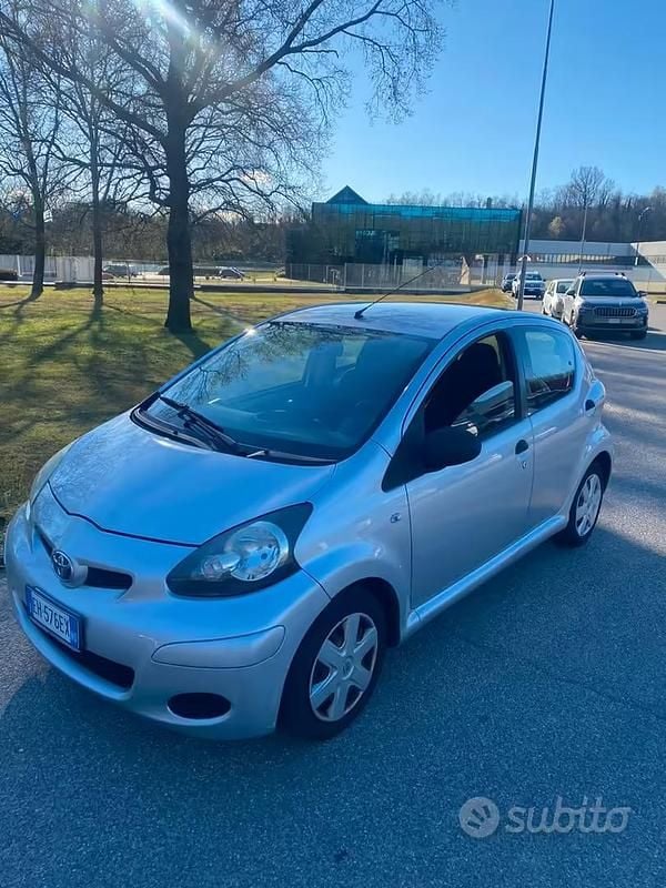 Usata Toyota Aygo 68 CV (50 kW) 2011 Grigio Utilitaria