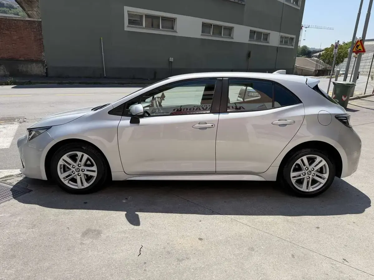 Usata Toyota Corolla Style 98 CV (72 kW) 2019 Argento Berlina