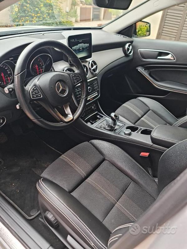 Usata Mercedes GLA200 136 CV (100 kW) 2018 Grigio SUV