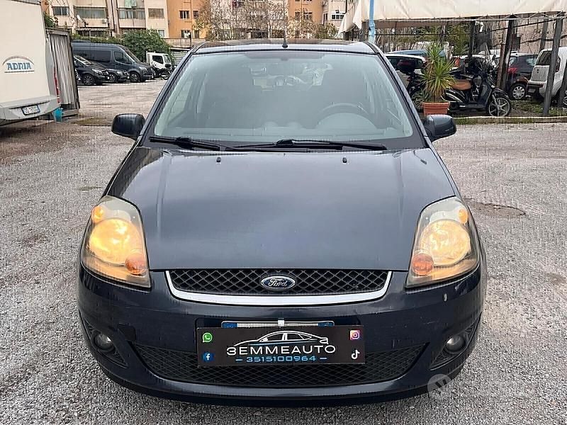 Usata Ford Fiesta Titanium 70 CV (51 kW) 2007 Grigio Berlina