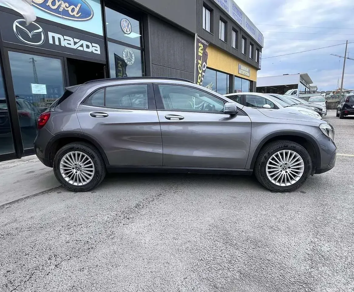 Usata Mercedes GLA200 Executive 136 CV (100 kW) 2019 Argento SUV