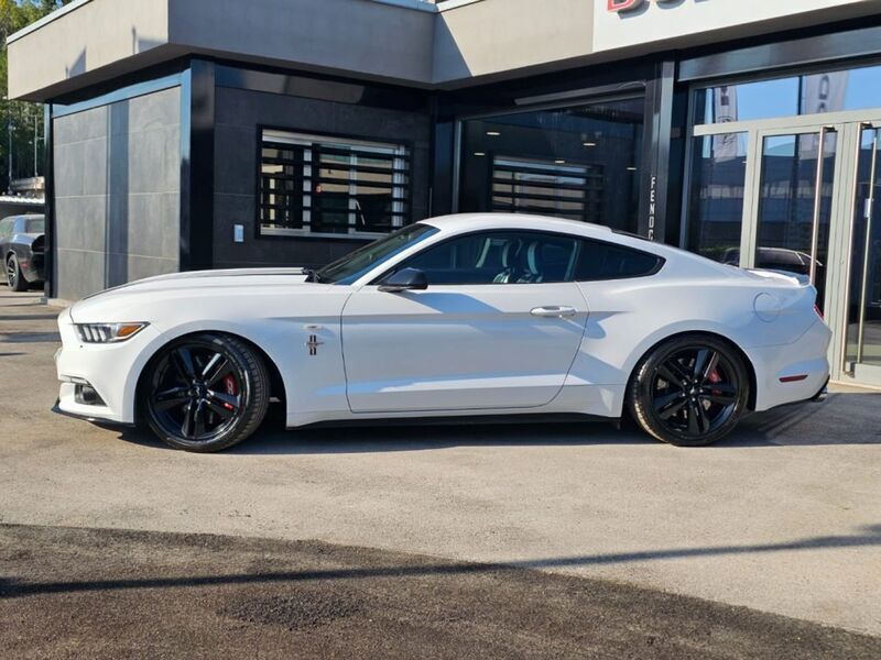 Usata Ford Mustang Fastback 305 CV (224 kW) 2016 Bianco pastello Utilitaria