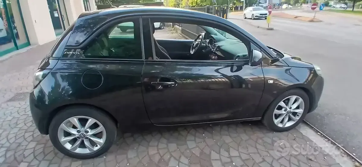Usado Opel Adam Glam 87 CV (63 kW) 2015 Negro Utilitario