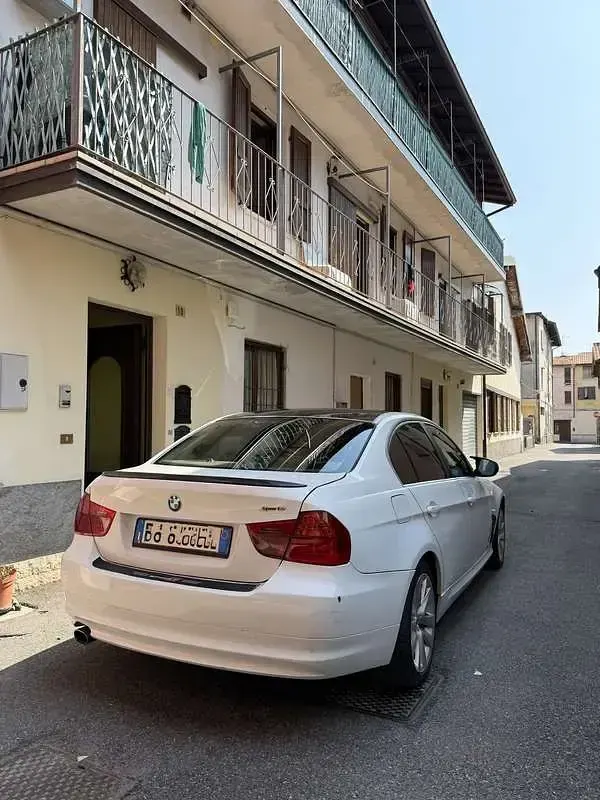 Usata BMW 318 Efficient Dynamics 143 CV (105 kW) 2011 Bianco Berlina