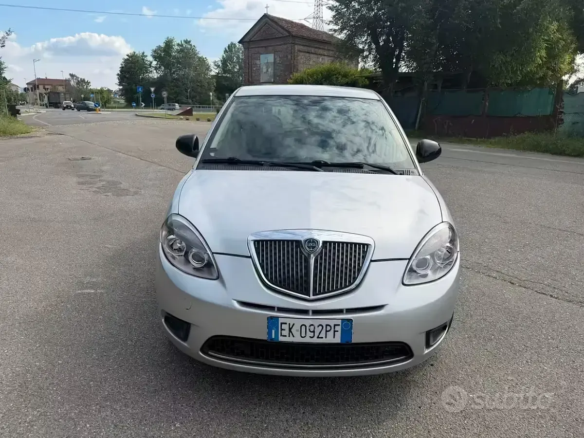 Usata Lancia Ypsilon 69 CV (50 kW) 2011 Grigio Utilitaria