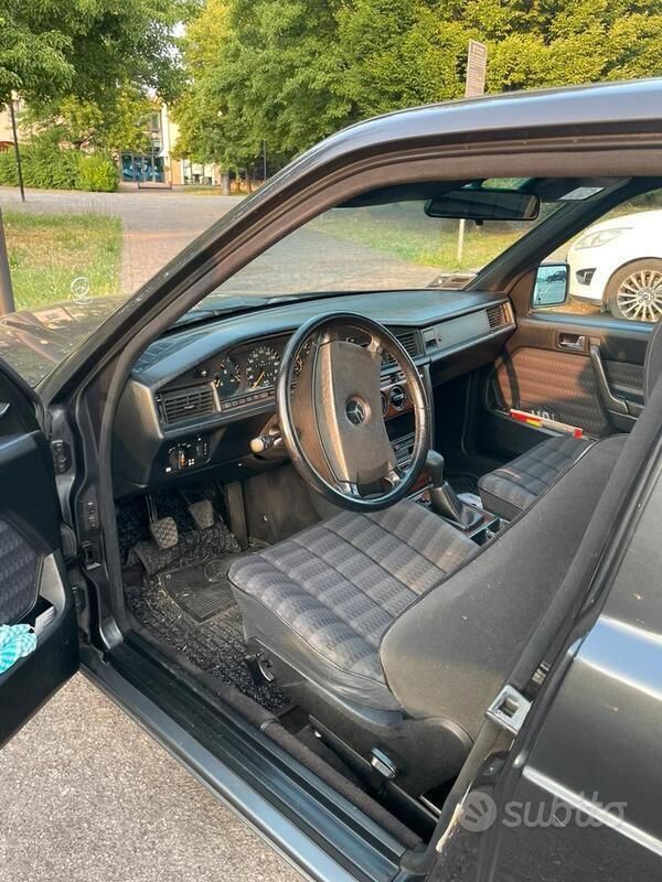 Usata Mercedes 190 122 CV (89 kW) 1991 Nero Berlina