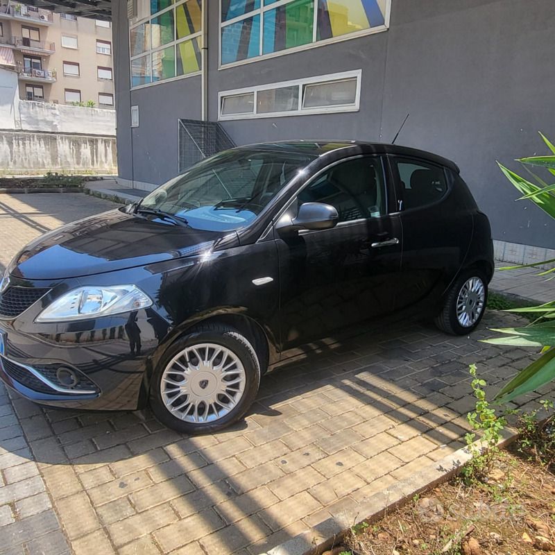 Usata Lancia Ypsilon 69 CV (50 kW) 2016 Nero Utilitaria