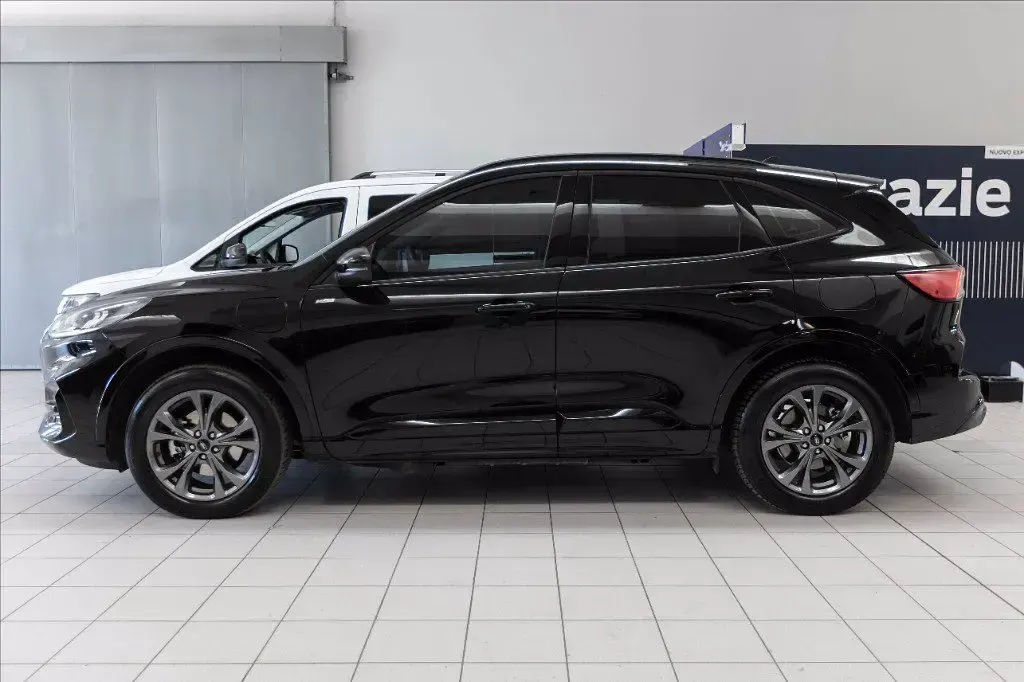 Usata Ford Kuga ST-Line 225 CV (165 kW) 2023 Agate black (metallizzato) SUV