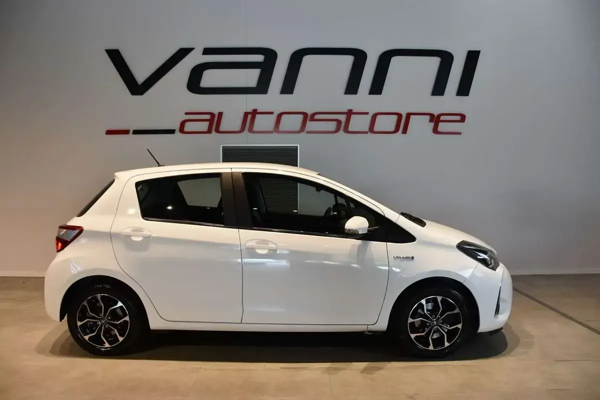 Usata Toyota Yaris Hybrid Active 101 CV (74 kW) 2019 Bianco Berlina