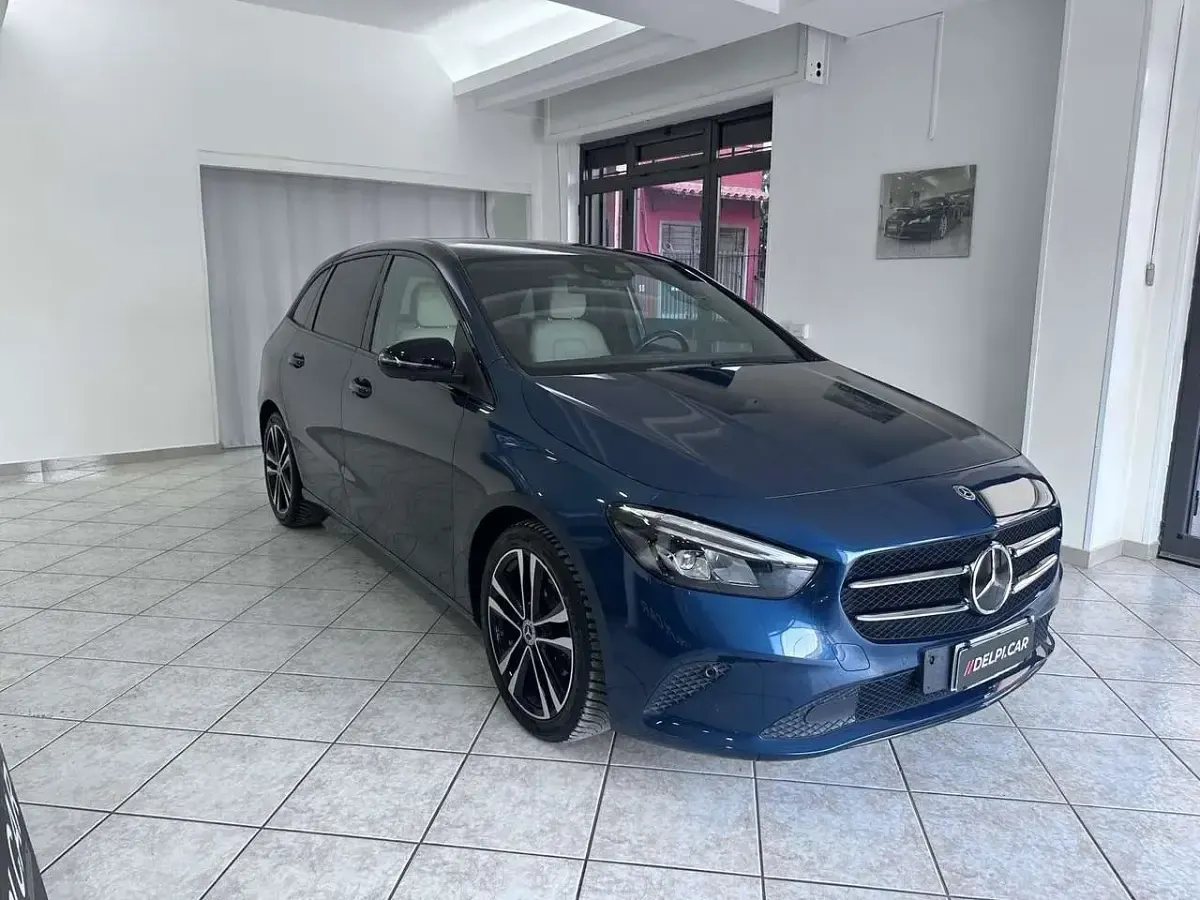 Usata Mercedes B180 Premium 116 CV (85 kW) 2019 Blu Utilitaria