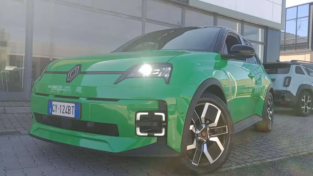 Nuova Renault 5 E-Tech Komfort 77 kW (106 CV) 2025 Verde Berlina