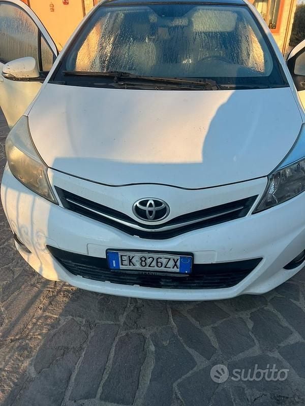 Usata Toyota Yaris 99 CV (72 kW) 2012 Bianco Utilitaria