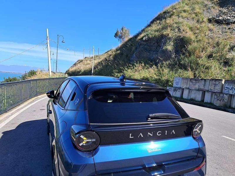 Usata Lancia Ypsilon 101 CV (74 kW) 2025 Blu/azzurro Utilitaria