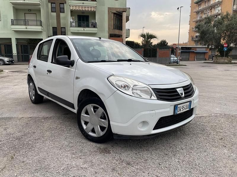 Usata Dacia Sandero Ambiance 70 CV (51 kW) 2009 Bianco Berlina