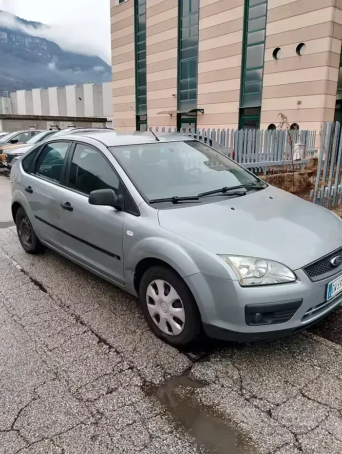 Usata Ford Focus 90 CV (66 kW) 2005 Grigio Berlina