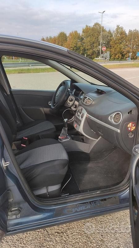 Grigio Usata 2009 Renault Clio II Tre volumi | 2400 € (Ottimo prezzo) - Immagine 1/4