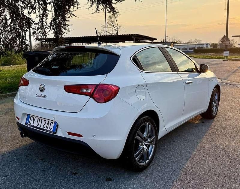 Usata Alfa Romeo Giulietta Distinctive 105 CV (77 kW) 2014 Bianco Utilitaria