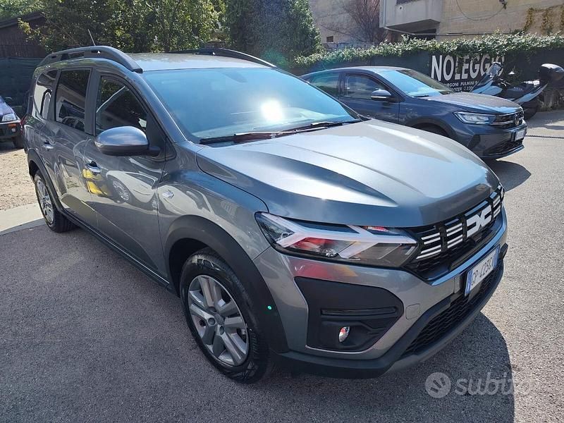 Usata Dacia Jogger Expression 101 CV (74 kW) 2023 Grigio Monovolume