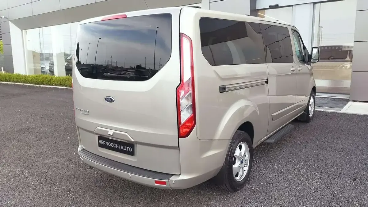 Usata Ford Tourneo Titanium 131 CV (96 kW) 2017 Grigio Monovolume