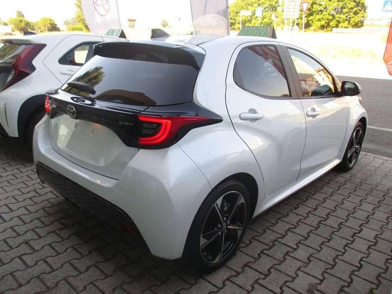 Nuova Toyota Yaris Hybrid Lounge 92 CV (67 kW) 2026 Bianco Berlina