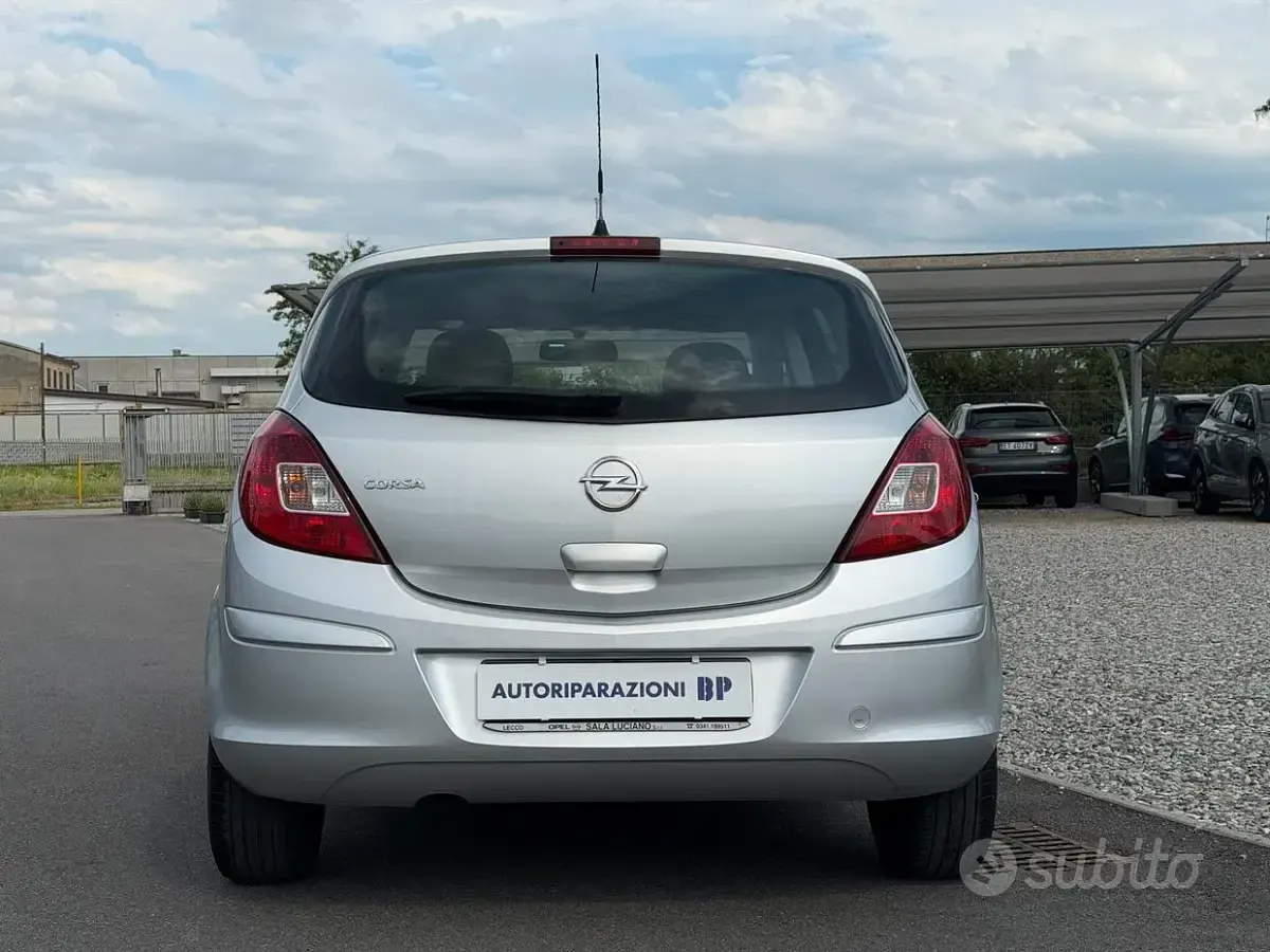 Usata Opel Corsa Cosmo 86 CV (63 kW) 2011 Grigio Utilitaria