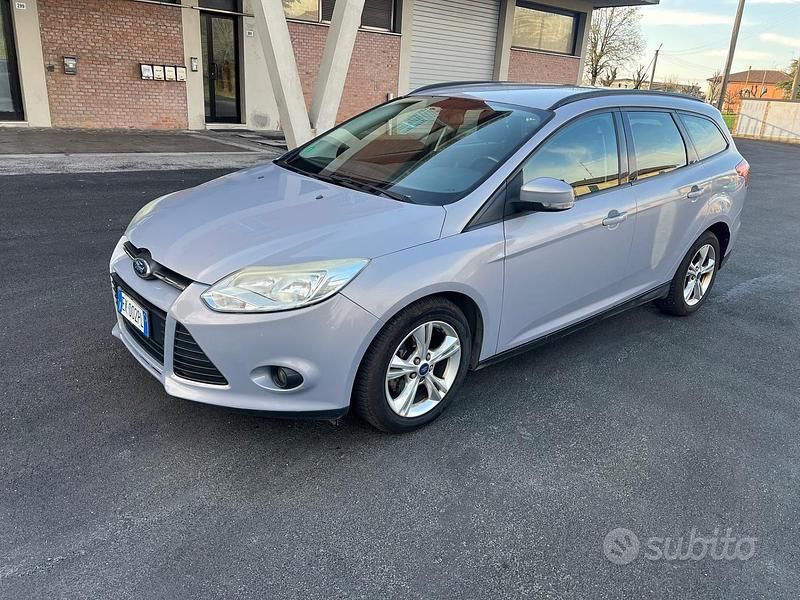 Begagnad Ford Focus Titanium 115 HK (84 kW) 2011 Grå Kombi