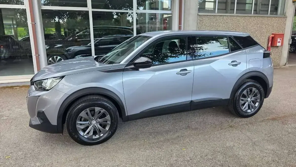 Usata Peugeot 2008 Premium 102 CV (75 kW) 2022 Grigio artense SUV