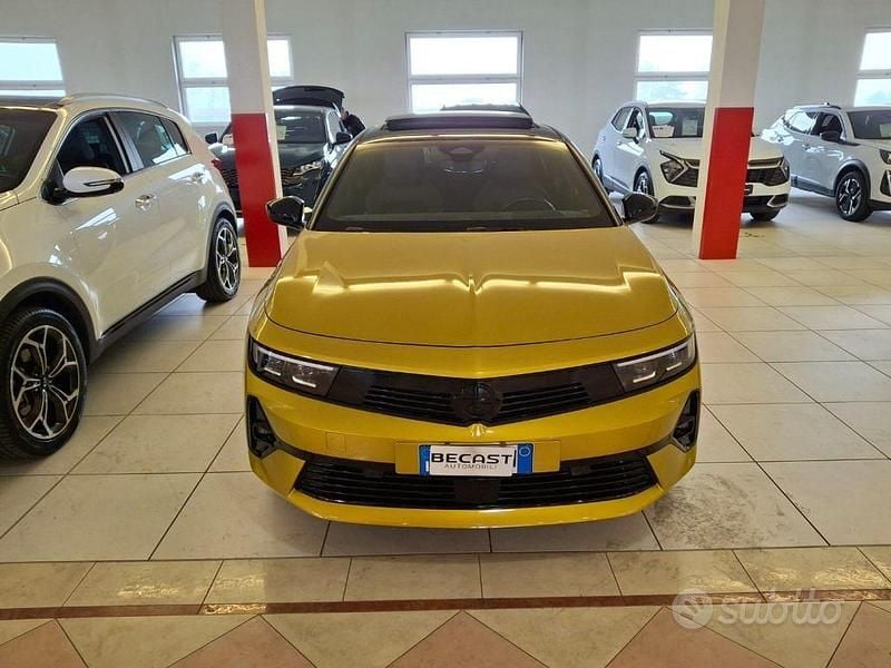 Usata Opel Astra Ultimate 131 CV (96 kW) 2022 Giallo metallizzato Berlina