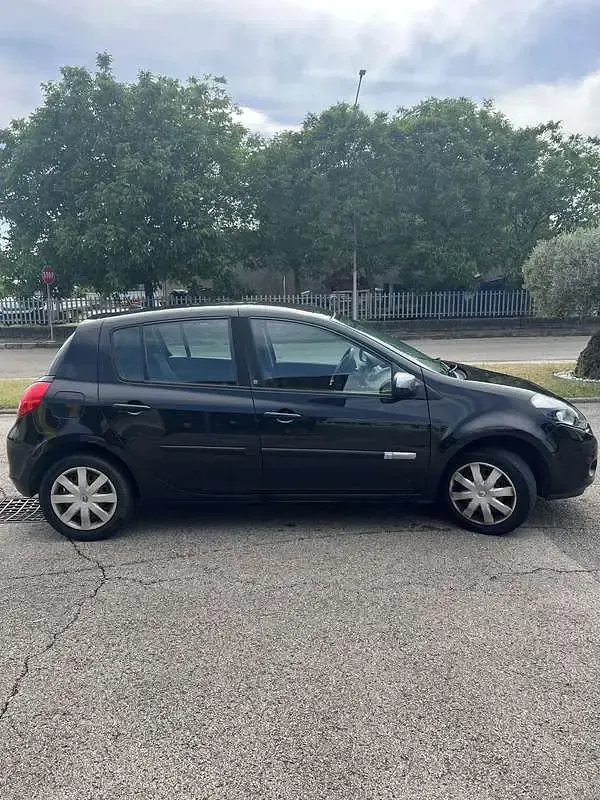 Usata Renault Clio III Dynamique 75 CV (55 kW) 2011 Nero Berlina