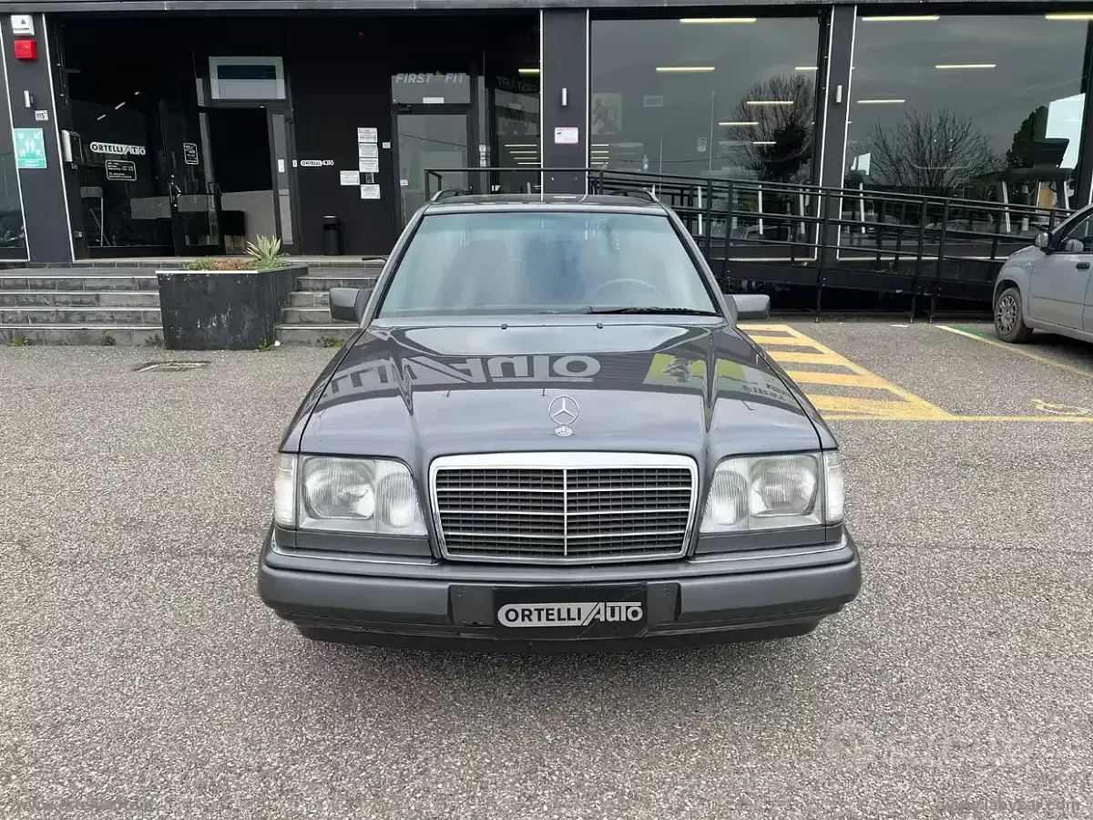 Usata Mercedes E200 Elegance 136 CV (100 kW) 1994 Grigio Station wagon