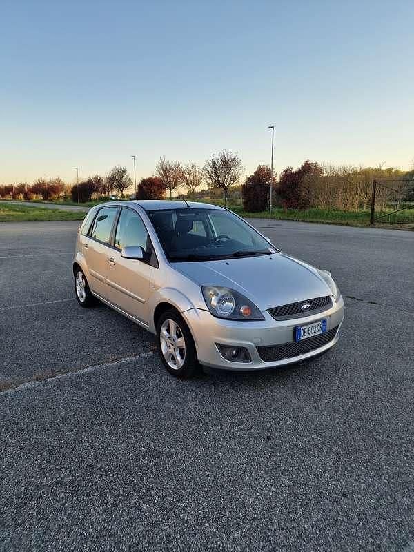 Usata Ford Fiesta Titanium 68 CV (50 kW) 2007 Utilitaria