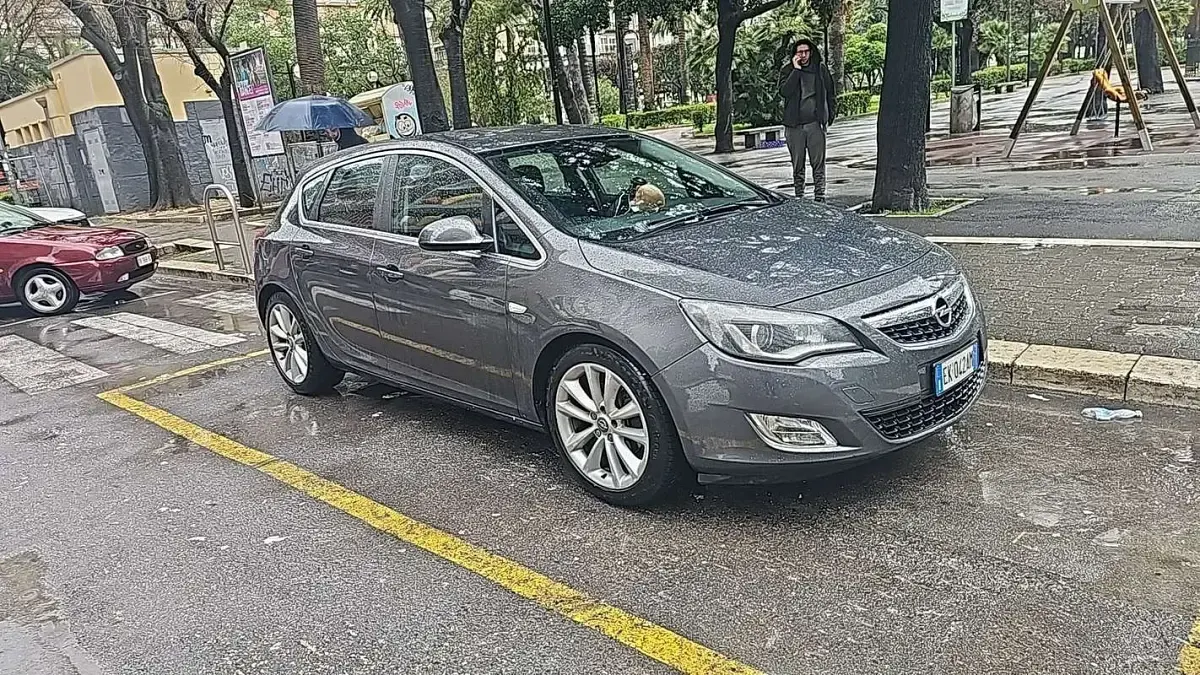 Usata Opel Astra 82 CV (60 kW) 2011 Berlina