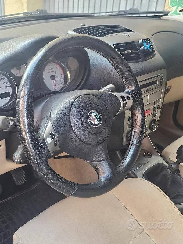 Usata Alfa Romeo 147 Distinctive 120 CV (88 kW) 2008 Blu Utilitaria