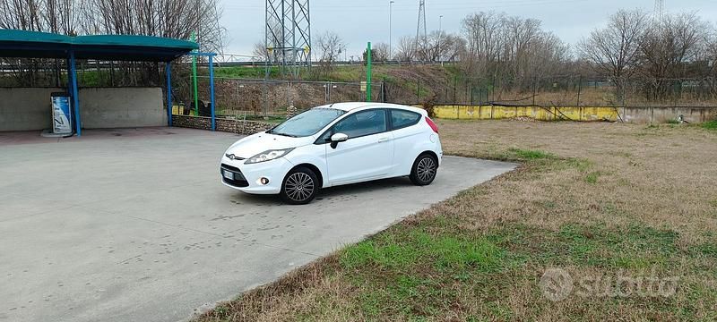 Usata Ford Fiesta Titanium 82 CV (60 kW) 2010 Bianco Berlina