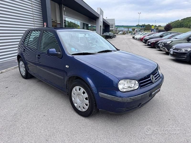 Usata VW Golf IV Highline 101 CV (74 kW) 2001 Blu Berlina