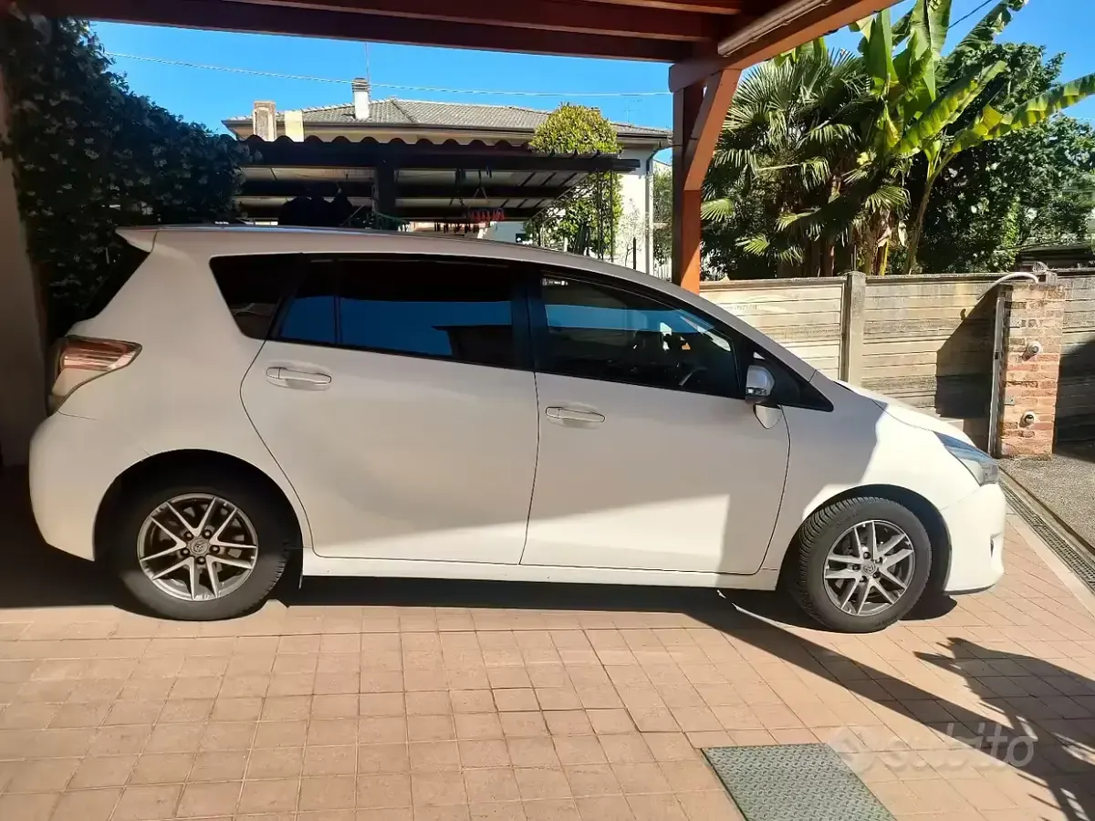 Second-hand Toyota Verso 111 CP (81 kW) 2015 Alb Monovolum